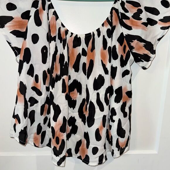 Peach Love California Black and White Flutter Sleeve Blouse - Picture 5 of 6